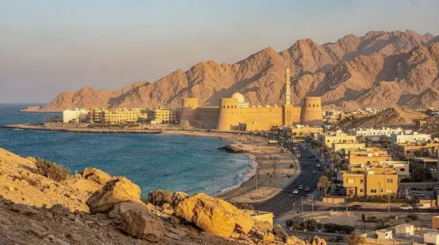 Fujairah — a costa leste dos Emirados, no Golfo de Omã